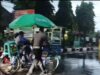 Polisi Kediri Kota Menjadi Penolong Pengendara Di Tengah Jalan Banjir