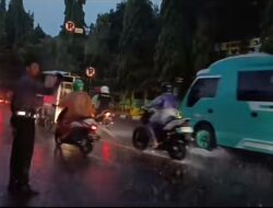 Kasatlantas Kediri Kota, AKP Affandy, Menyelamatkan Pengendara Motor Dalam Hujan Deras