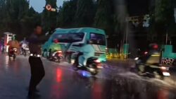 Polisi Kediri Kota Jadi Teladan, Bantu Warga Di Tengah Hujan Deras