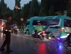 Aksi Heroik Kasatlantas Kediri Kota Bantu Pengendara Mogok Di Tengah Hujan Deras