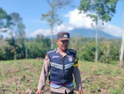 Briptu Slamet Muhidin Bhabinkamtibmas Polsek Banding Agung Cek Kebun Jagung Desa Binaan