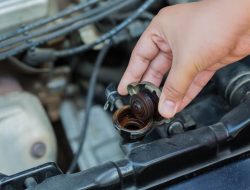 Air Radiator Habis di Jalan, Bolehkah Menggunakan Air Biasa?