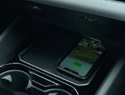 Mitos atau Fakta: Ngecas HP di Mobil Listrik Bikin Baterai Boros?