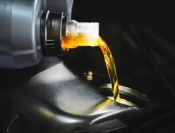 Bolehkah Oli Mobil Dipakai untuk Motor? Ini Perbedaan dan Risikonya
