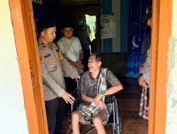 Polri Peduli, Kapolsek Buay Pemaca Serahkan Kursi Roda kepada Aspuri